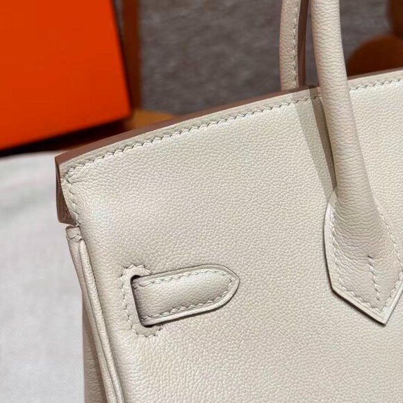 Classic Hermes Bag: A Stylish and Versatile Choice for Elegance - Picture 3 of 6